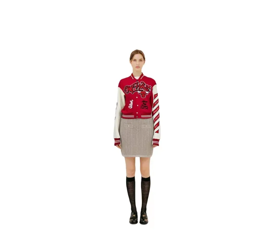 ♻️💯Reference model picture for the upper body❤️Top tested version off white Heavy embroidery patchwork leather high temperature hot crystal diamond baseball uniform male and female couple star same style (⚠ Original button molding and customization, patch embroidery and color matching) Original packaging and original label🔍 Full set of accessories customized, packaging elevators are purchased from the original factory, all hardware parts are molded and customized, and the fabric color components are restored one to one The fabric is made of 65% wool, 15% natural silk, 10% spandex and 10% velvet, mixed and custom-woven. The total weight is more than 900 grams! And the most important thing is its color fastness, it will never fade! -The embroidery uses an imported towel embroidery machine. Each pattern is first embroidered on the fabric, and then engraved with an infrared laser, and then fixed with a sewing machine. The whole garment is labeled in many places, one is flat embroidered, and the large pattern on the back is directly embroidered on it. This dress has 4 different embroidery techniques⚠ -The sleeves are all made of two-layer pebbled fabric, which is processed, shaped, colored, washed, and the texture retains the original grain structure! Thick, plump and round! -The processing technology is extremely complex, the pieces are neatly spliced ​​and aligned, and the entire garment has precise wiring density. Gender-neutral style. Loose version. Self-conscious quality control. Details determine success or failure. Size: S M L XL P: 680